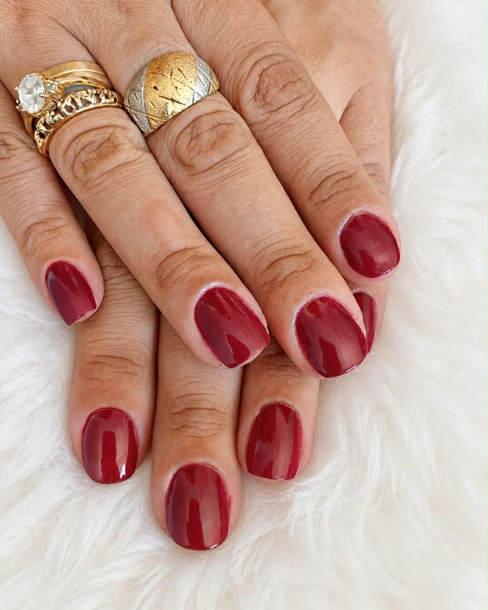 Esmaltação vermelho vinho feita em atendimento a domicílio