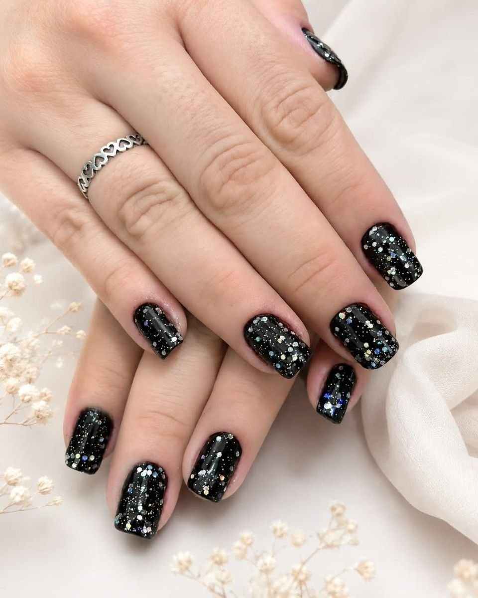 Unhas pretas com glitter, trabalho de manicure a domicílio