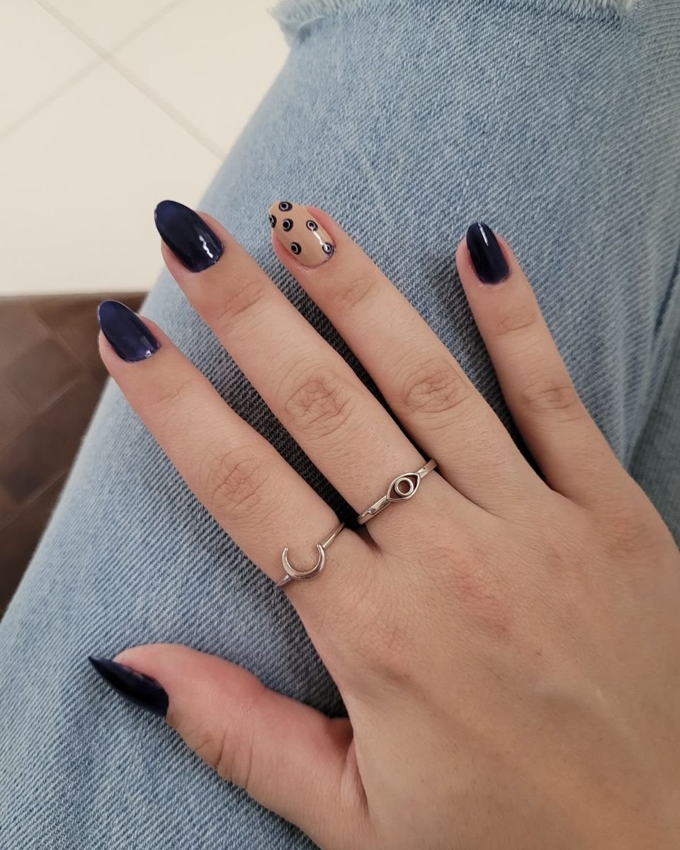 Unhas azul-marinho com uma unha decorada