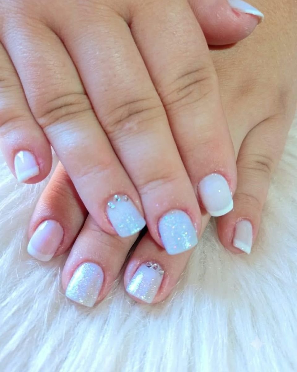 Unhas rosa claro com detalhes em glitter, feitas em Caconde